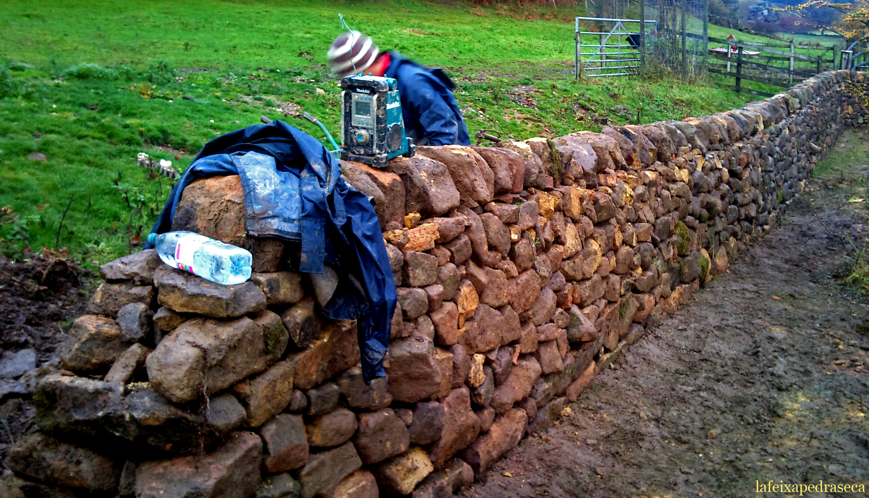 mur de partió entrada de la finca