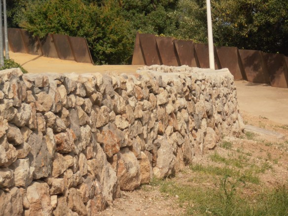 Mur de calcari blanc de Castlldefels