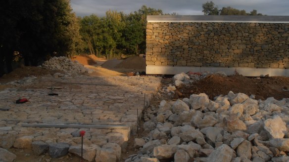 "mar de pedra", calcari a sota, gresos a la paret