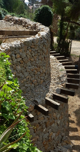 vista des de dalt... també veiem el terreny guanyat al buit per a fer hort